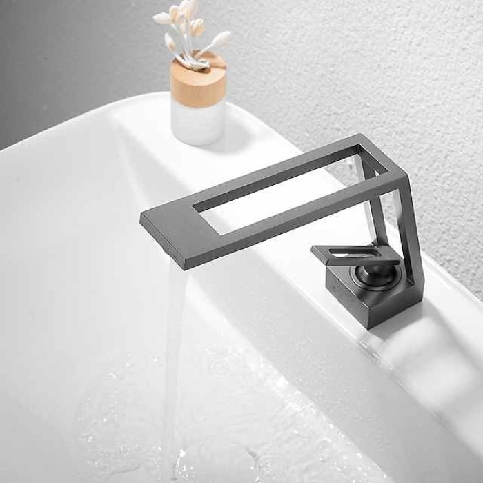 Bathroom Sink Faucet - Classic Electroplated / Painted Finishes Centerset Single Handle One HoleBath Taps